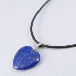 Lápisz lazuli szív alakú medál bőr nyakláncon